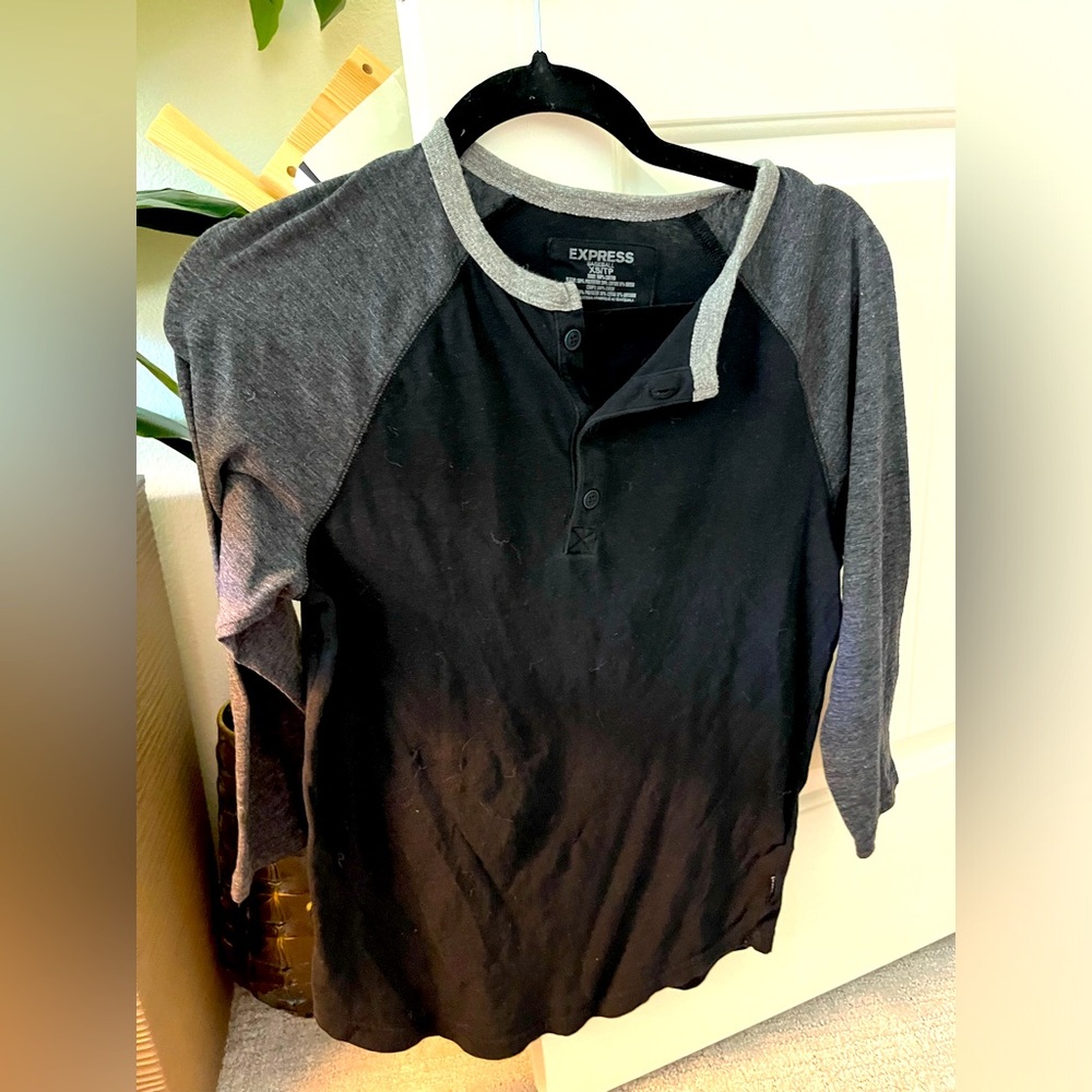 Express Men’s 3/4 sleeve raglan Henley tee grey black color block size XS